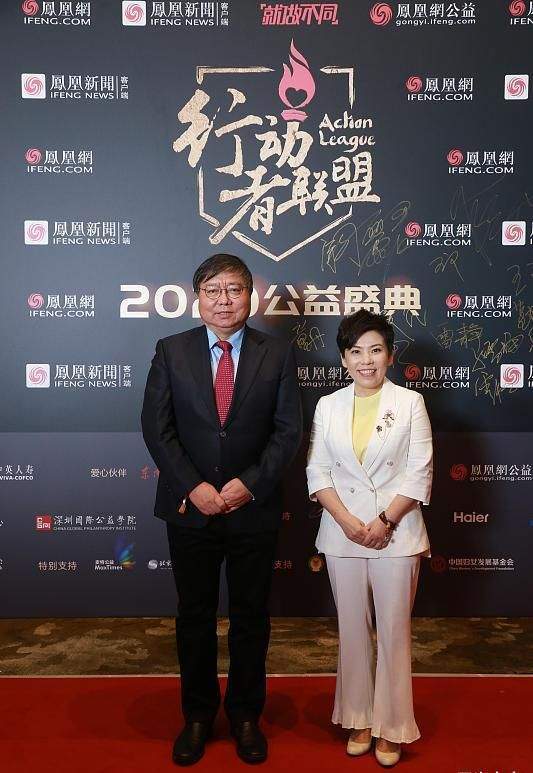 整体|“乒乓女王”邓亚萍罕走机场,155身高走出冠军范,剪超短发太帅