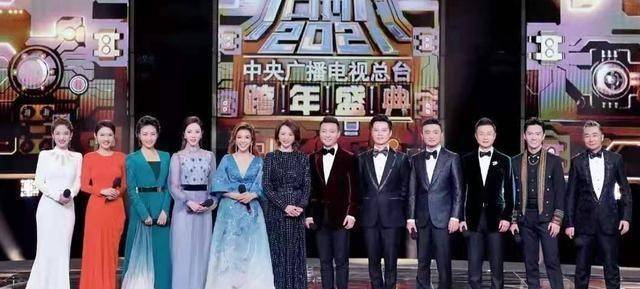 一身|李梓萌央视脸罕见翻车！穿运动装显胖不少，红色足球袜是败笔