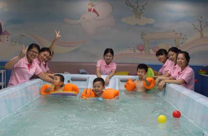 且上至百岁老人,下至刚出生不久的新生儿,都可以下水游泳体验,通过
