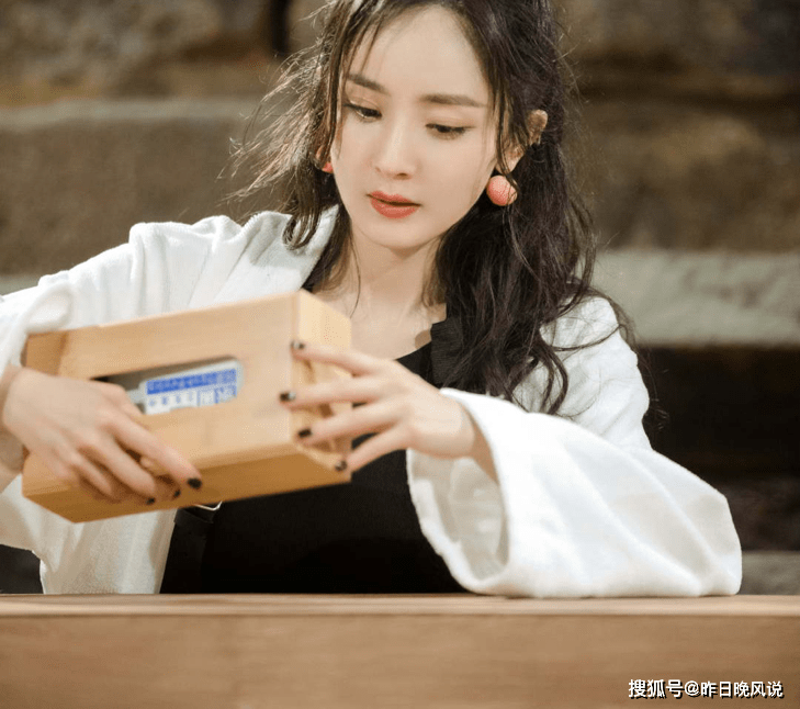 杨幂|杨幂穿白色长裙出席活动，本以为腿够美了，没想到“奶油腰”更绝