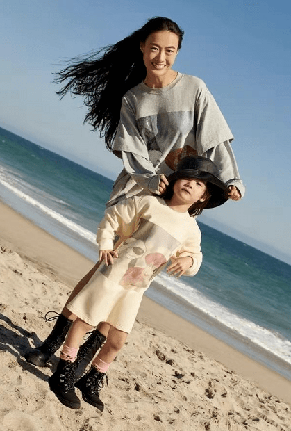 休闲风|陈冠希近照帅回小鲜肉！女儿继承妈妈超模基因，才4岁就背香奈儿