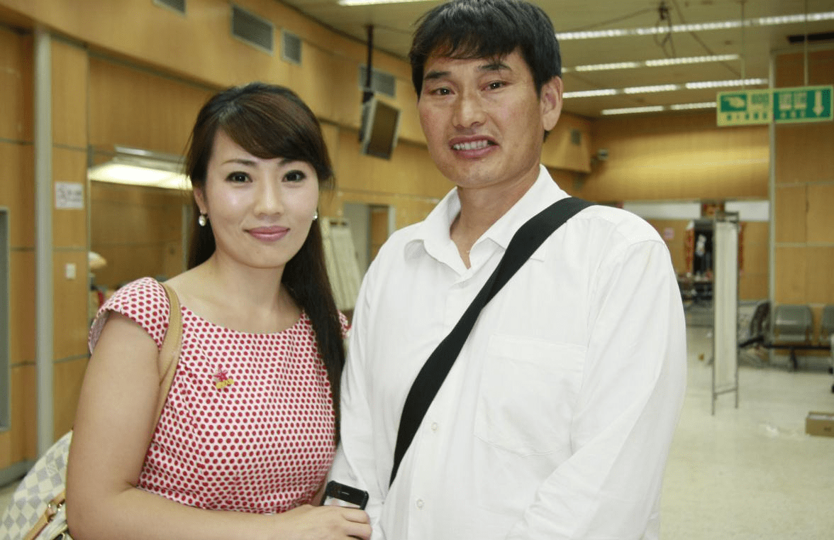 商务|大衣哥开始放飞自我,穿夏衣教儿媳“打靶”,圆滚滚啤酒肚太抢镜