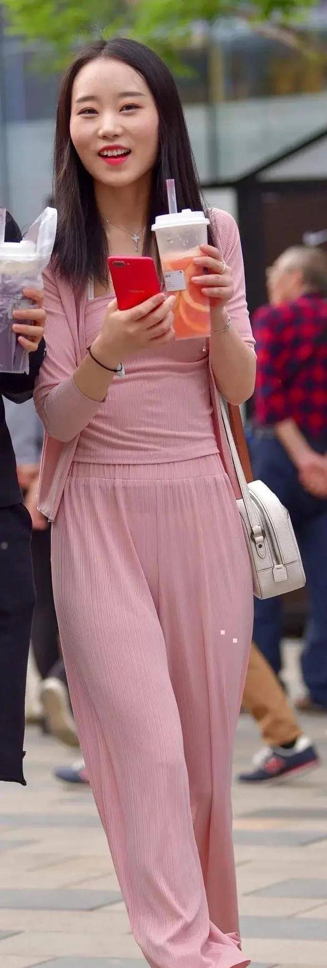 黑色|鲜艳的服装具有吸引力，明黄色包臀打底裤穿出女人味，沉稳大方