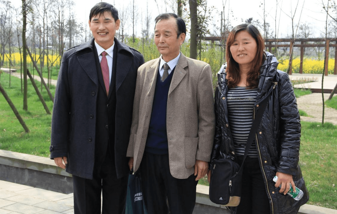 商务|大衣哥开始放飞自我，穿夏衣教儿媳“打靶”，圆滚滚啤酒肚太抢镜