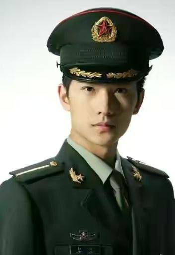 杨颖|明星穿制服有多好看？躲过王一博，逃过杨幂，却被杨颖缠住了