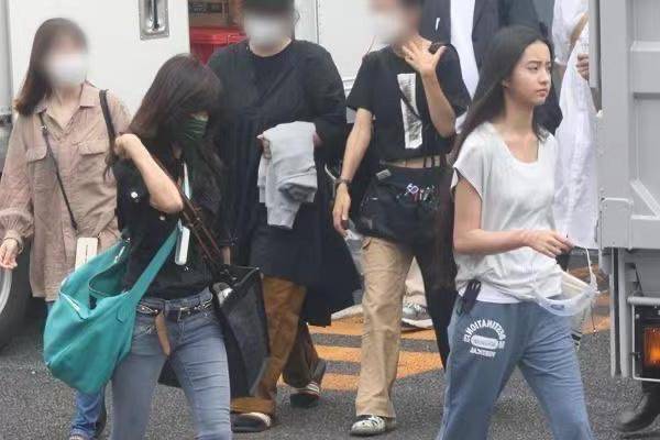 显得|木村光希出门真随性，“老汉衫”配洞洞鞋不修边幅，还没老妈时髦