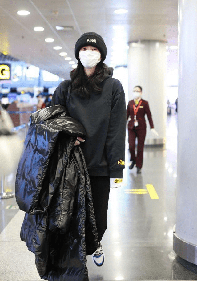 披肩|奚梦瑶携老公走机场，穿羽绒服配披肩变小女人，两人牵手对视好甜