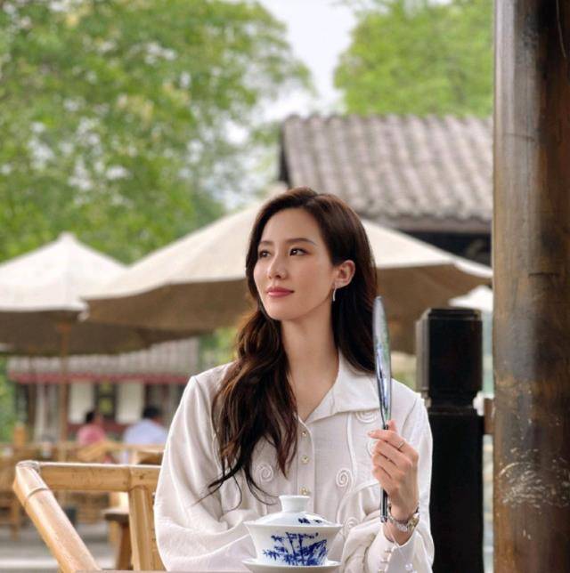 长发|刘诗诗简直是白衬衫女神，简单搭配就很美，网友：美貌颜值大暴击