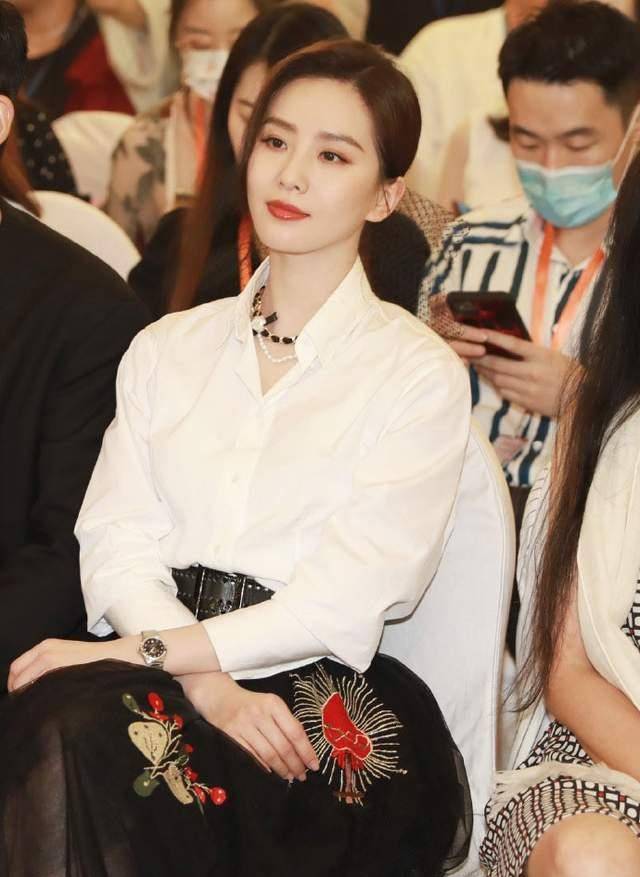 长发|刘诗诗简直是白衬衫女神，简单搭配就很美，网友：美貌颜值大暴击