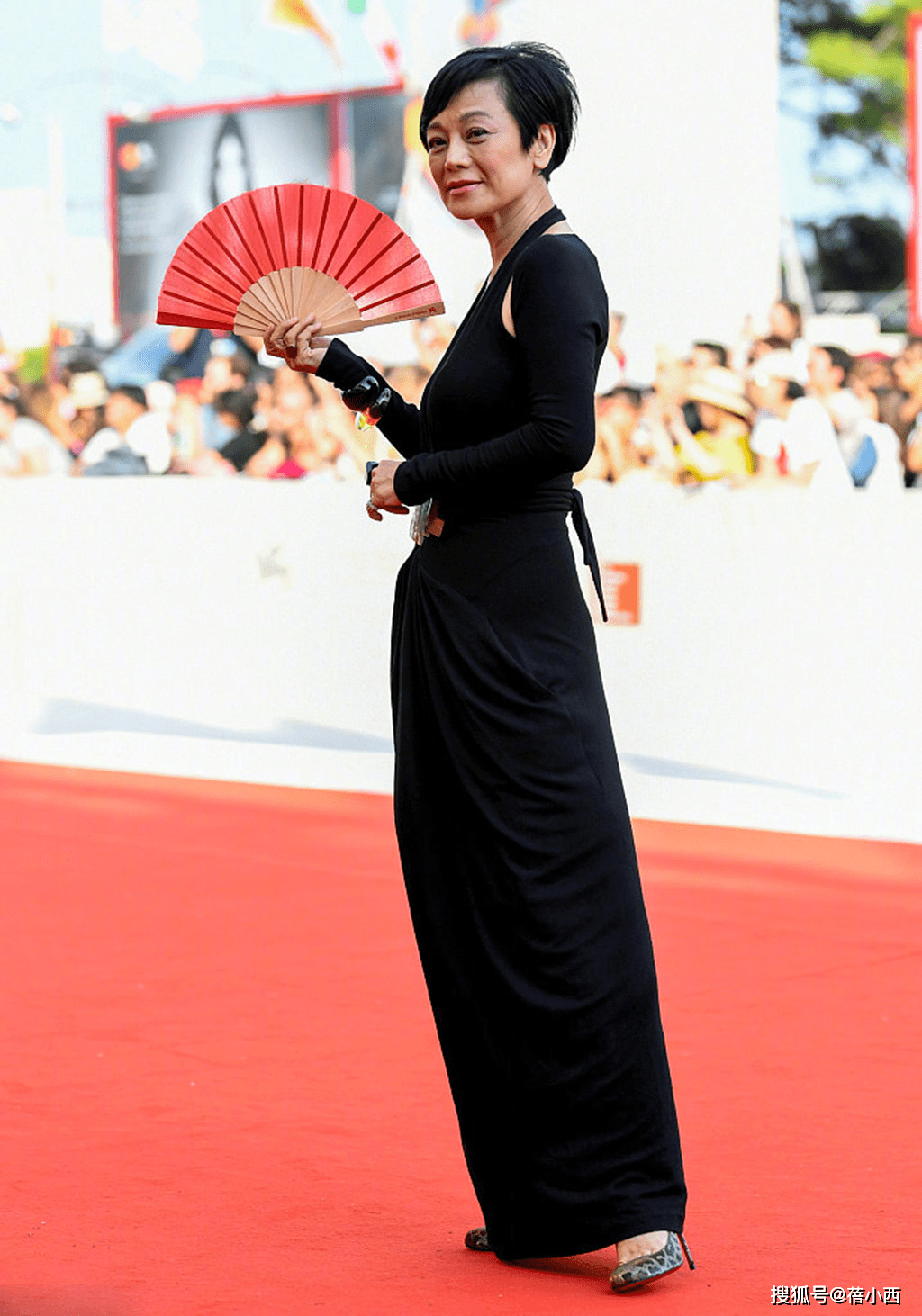 身材|张艾嘉的穿搭才叫“极简”,黑色连体裤配珍珠项链,越老越优雅