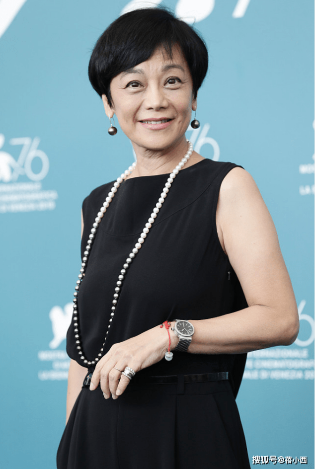 身材|张艾嘉的穿搭才叫“极简”,黑色连体裤配珍珠项链,越老越优雅