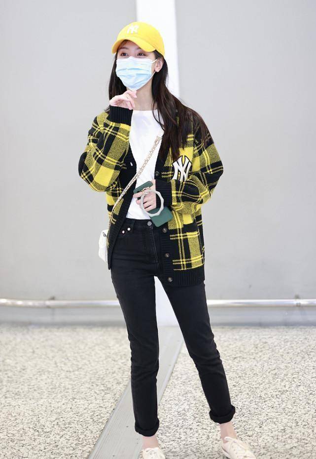 黑色|陈都灵真的好水灵，穿嫩黄色针织短袖，好有“氧气少女”的感觉