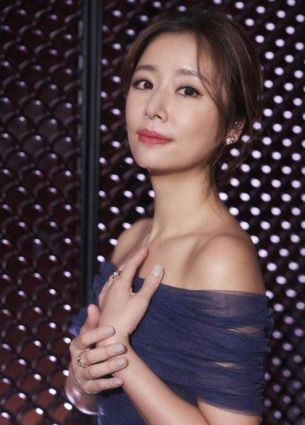 条纹|林心如真的不会老吗，容貌气质没变化，穿起背带裤还是那样青春