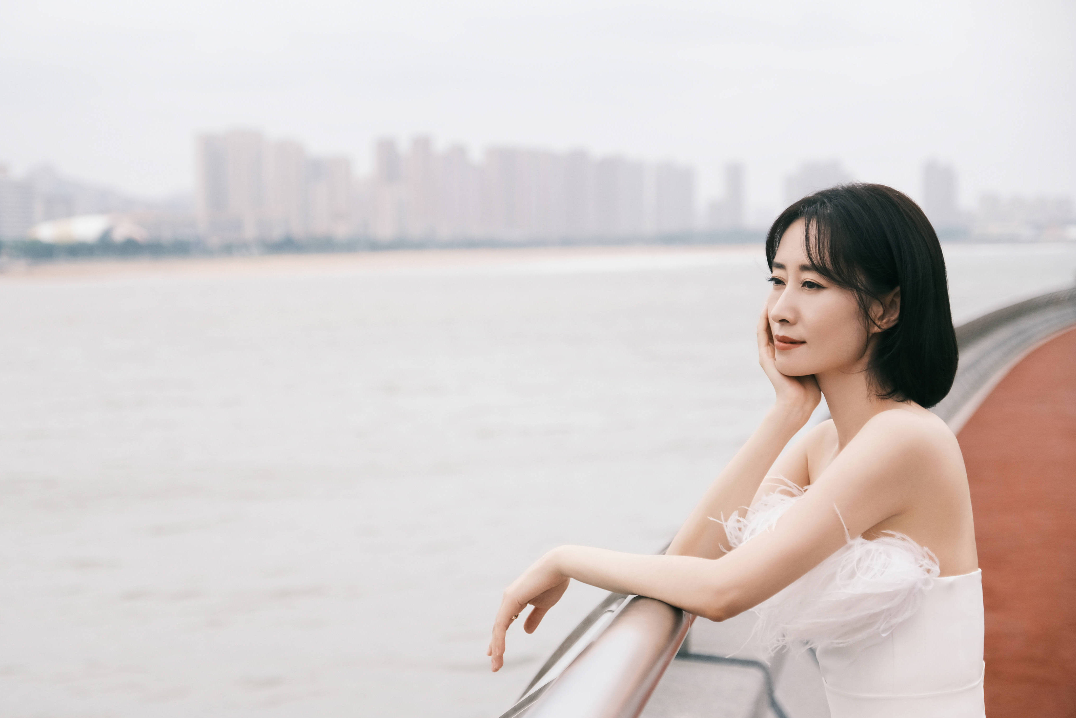 刘敏涛穿一袭白衣清雅干净 肤白貌美宛如白月光