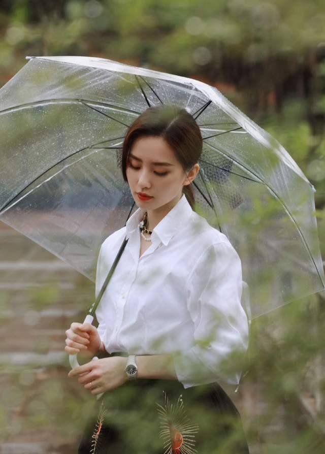 长发|刘诗诗简直是白衬衫女神，简单搭配就很美，网友：美貌颜值大暴击