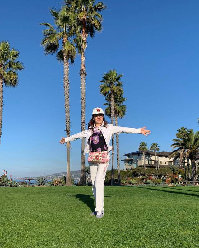 周立波|周立波老婆眼光独到，暗纹外套突出时尚身材，戴英伦礼帽像个贵妇