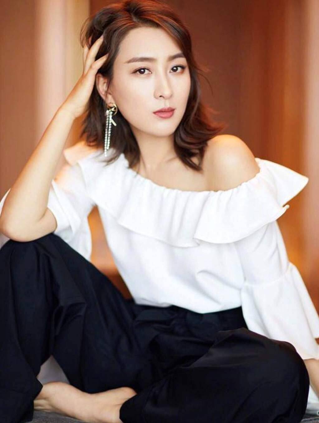 曲线美|马苏也太高调了，穿华丽礼服“撑”出曲线美，埃及艳后造型好惊艳