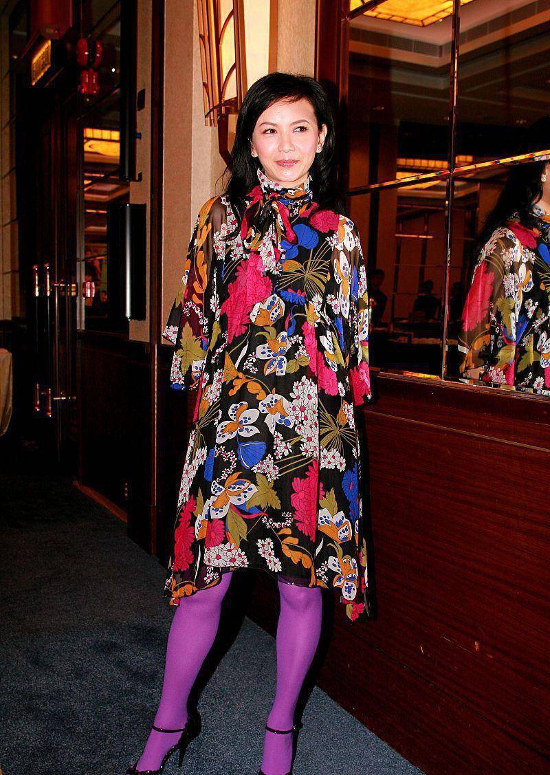 曾华倩|梁朝伟初恋气质真挺好，穿花里胡哨的裙子也很优雅，丝袜却减分了