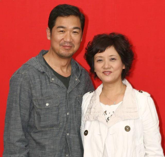 色调|邓婕与老公张国立同框，两人休闲搭穿搭看着干净利落，老了也时髦