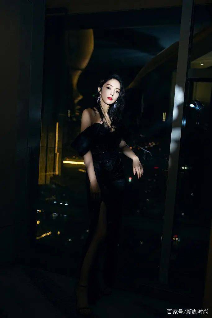 设计|董璇也有冷艳一面，穿露肩小黑裙妩媚撩人，卷发红唇更是绝配