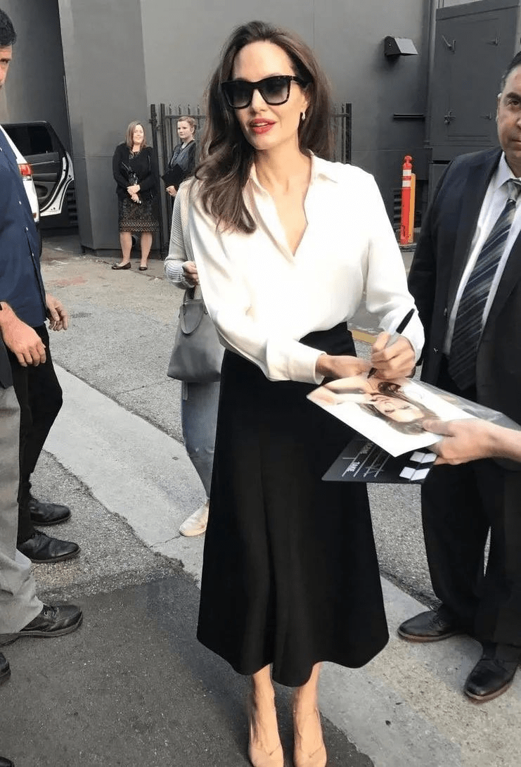 朱莉|朱莉还在穿10年前“旧衣服”，这几件都好经典，优雅百搭还提气质