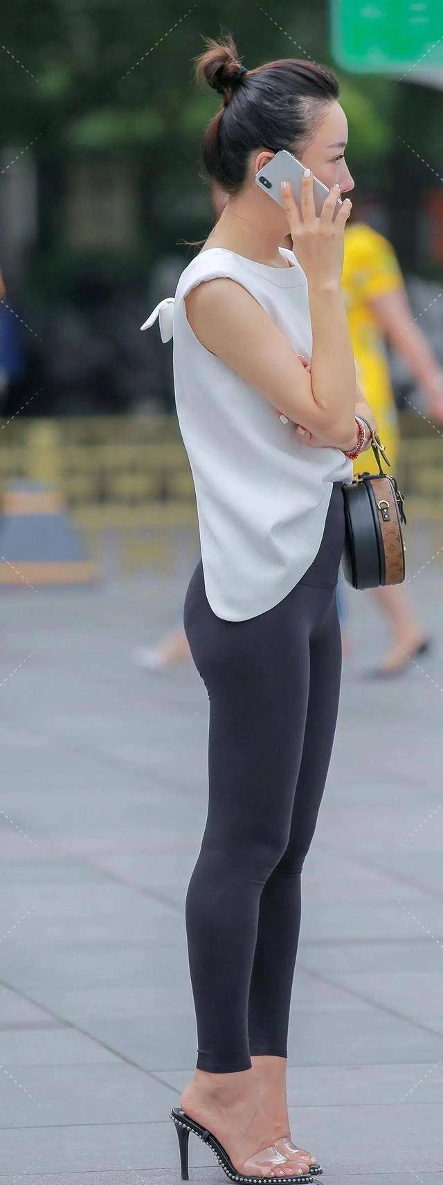上衣|黑色打底裤让“肩宽胯大”的女孩穿上也好看，修饰身材效果很好