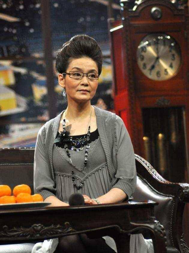 身材|潘虹无惧变老,素颜配“奶奶裙”出席活动,有皱纹也不影响气质美