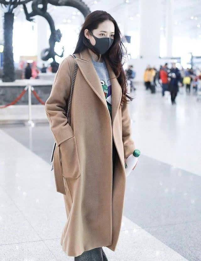 卫衣|郭碧婷的气质“辣妈界扛把子”，穿印花礼服华丽高级，时髦大气