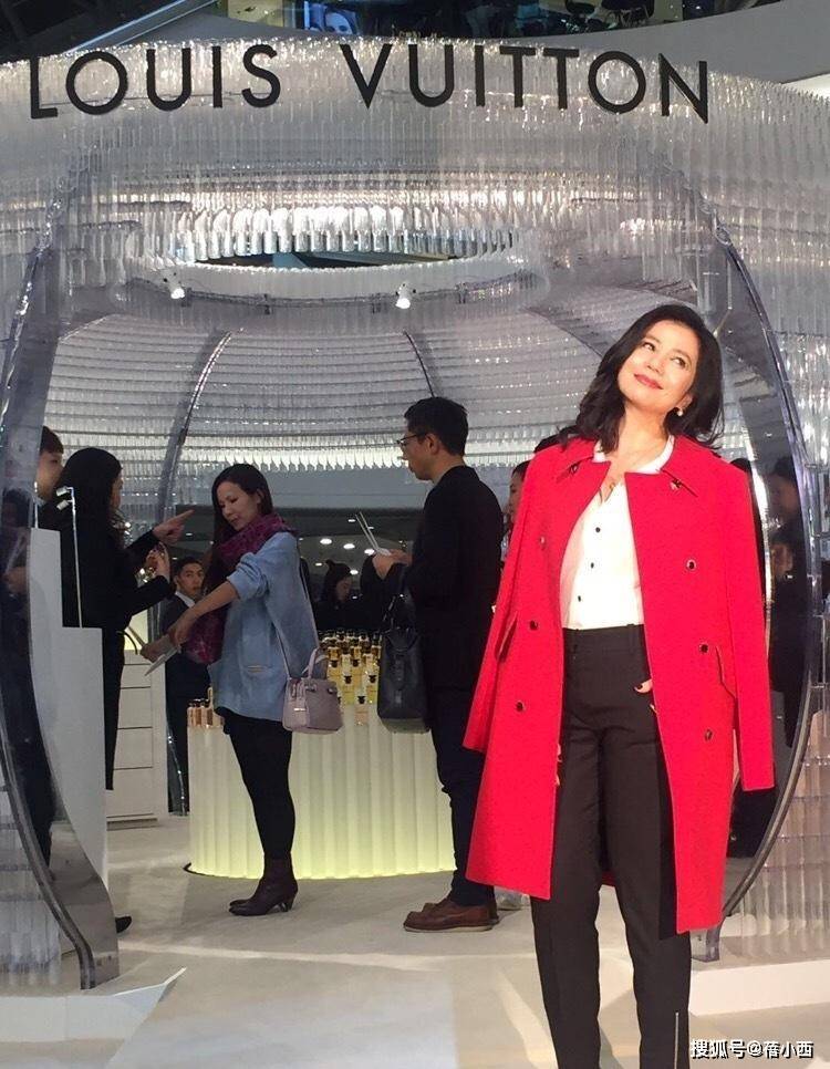 颜色|年过半百的钟楚红，穿西装配深V蕾丝裙秀身材，呈现出高级美感