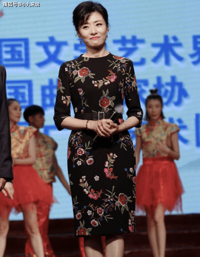 黑色|周涛素颜走机场，穿印花“大妈装”略显老态，像53岁该有的样子