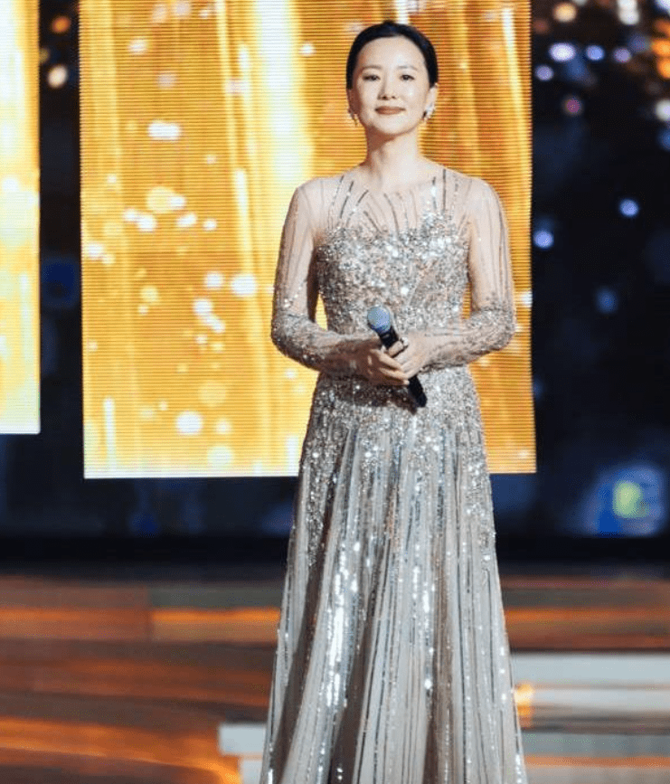 风景|咏梅气质真没得挑，穿丝绒长裙美成一道风景，优雅到骨子里的女人