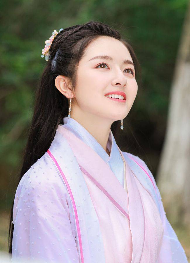 李岚迪|李兰迪卫衣与长袖叠穿很清秀，甜美可爱又不失气质！