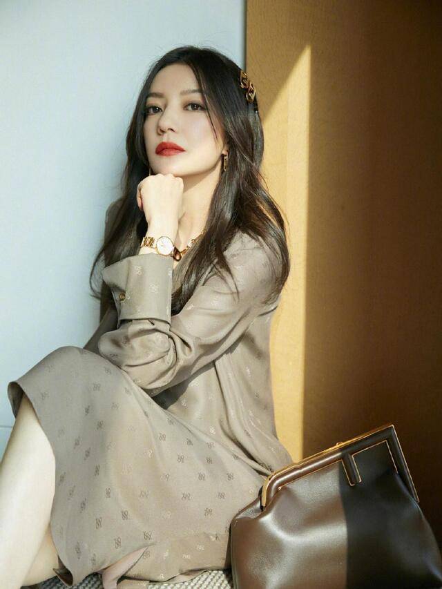 颜色|赵薇气质出挑，穿“睡裙”也能轻松遮肉，撑得住大众的眼光