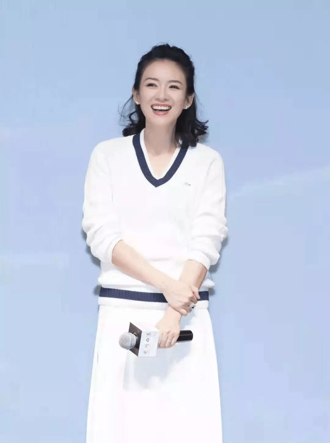 发型|章子怡不扮嫩就很年轻，锁骨发配毛衣简单清新，41岁美得像初恋