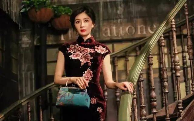 画面感|穿旗袍还摆剪刀手?学会这几个“做作”的拍照姿势,美成画中人