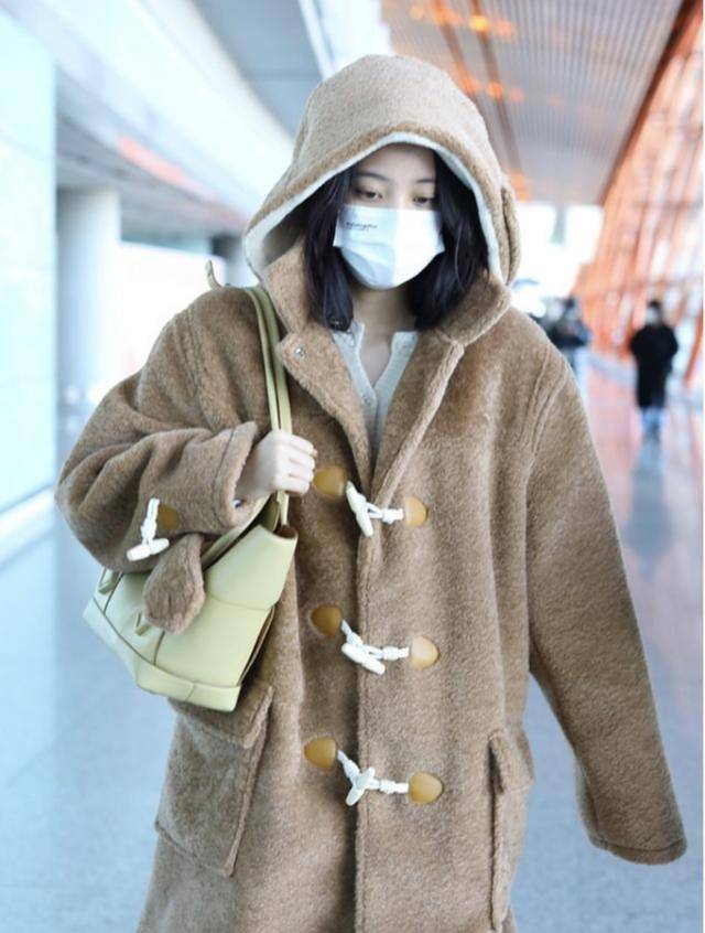整体|欧阳娜娜素颜穿宽松外套,现身机场看着像个孩子,笑起来像初恋