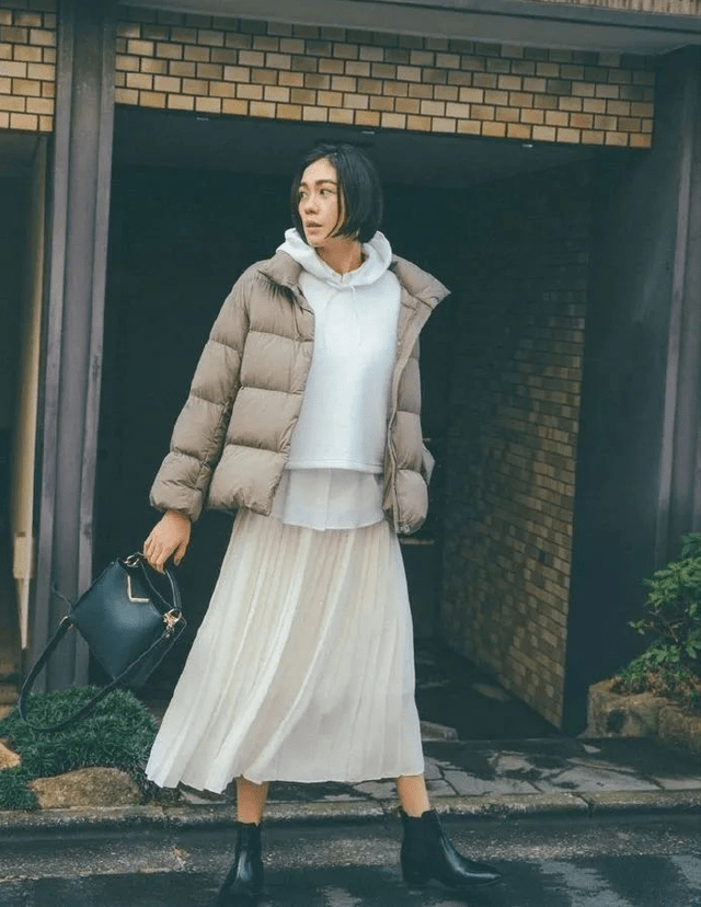 藏蓝色|奔五女人羽绒服别总选黑白灰，显老！多穿这四种颜色，时髦显气质