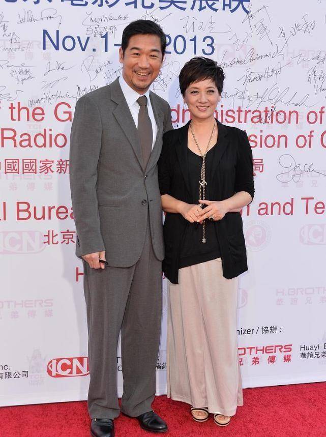 色调|邓婕与老公张国立同框，两人休闲搭穿搭看着干净利落，老了也时髦