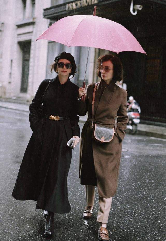 羊羔|真正讲究的女人，穿大衣很少配牛仔裤，像三木博主这样穿，更优雅