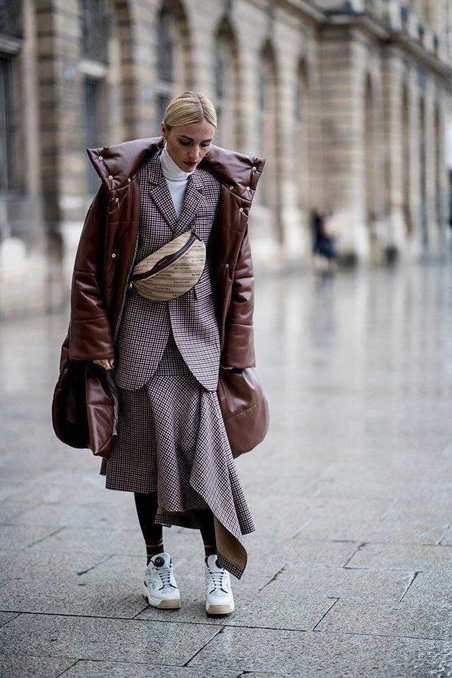 颜色|真正穿衣讲究的女人，都喜欢羽绒服里面搭裙子，时髦有型又不显胖