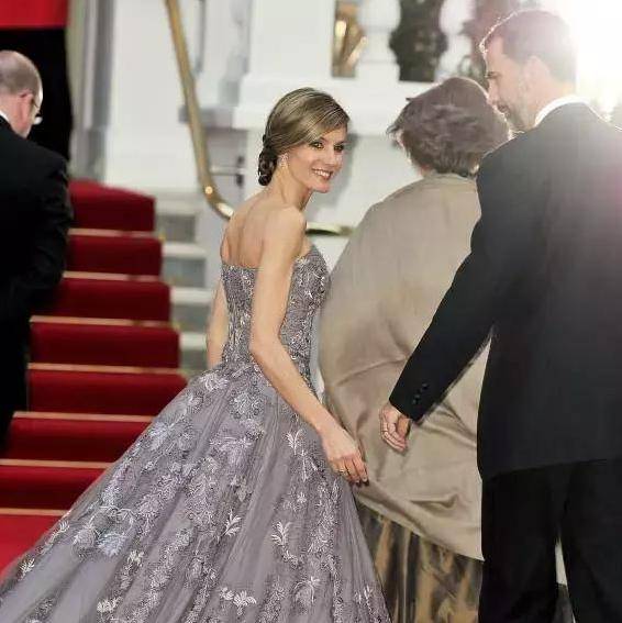 设计|西班牙王后真接地气，频频穿百元平价单品，论高级感搭配就服她