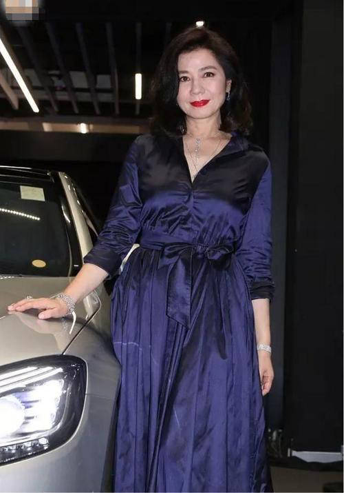 色调|钟楚红老了依然优雅,穿“液体裙”气质如高级贵妇,有皱纹也很美