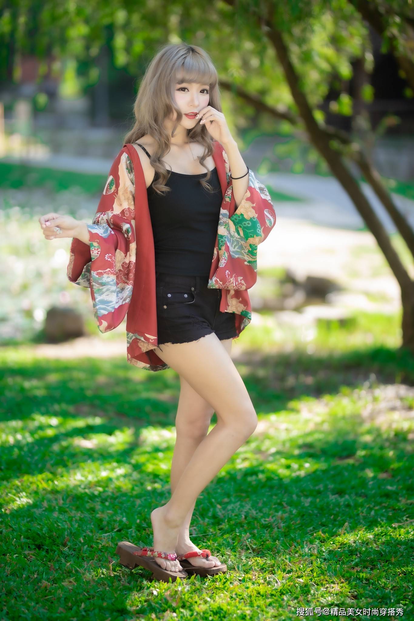 吊带|黑色配红色,既能当防晒衫也能穿出时尚感,美美哒永不过时