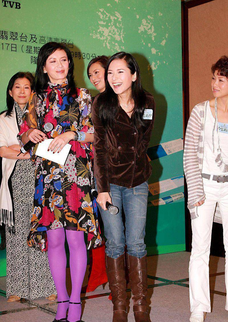 曾华倩|梁朝伟初恋气质真挺好，穿花里胡哨的裙子也很优雅，丝袜却减分了