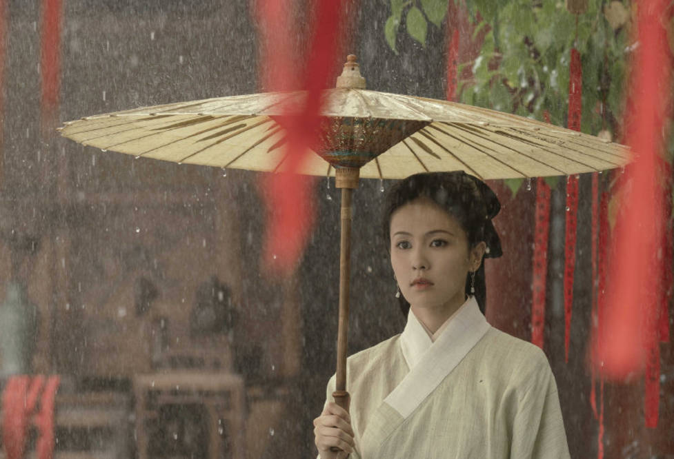 而且妆容,造型设计,不光凸显了演员的美,更是很还原电视剧的时代背景