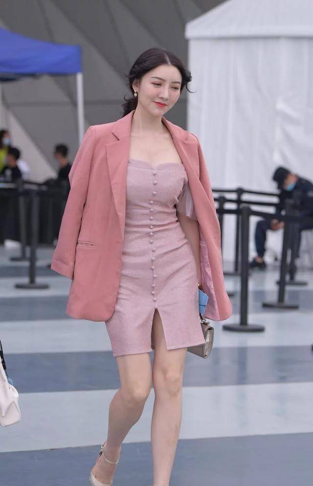 个性|连衣裙体现气质，日常着装的风格显得个性又有型，唯美动人