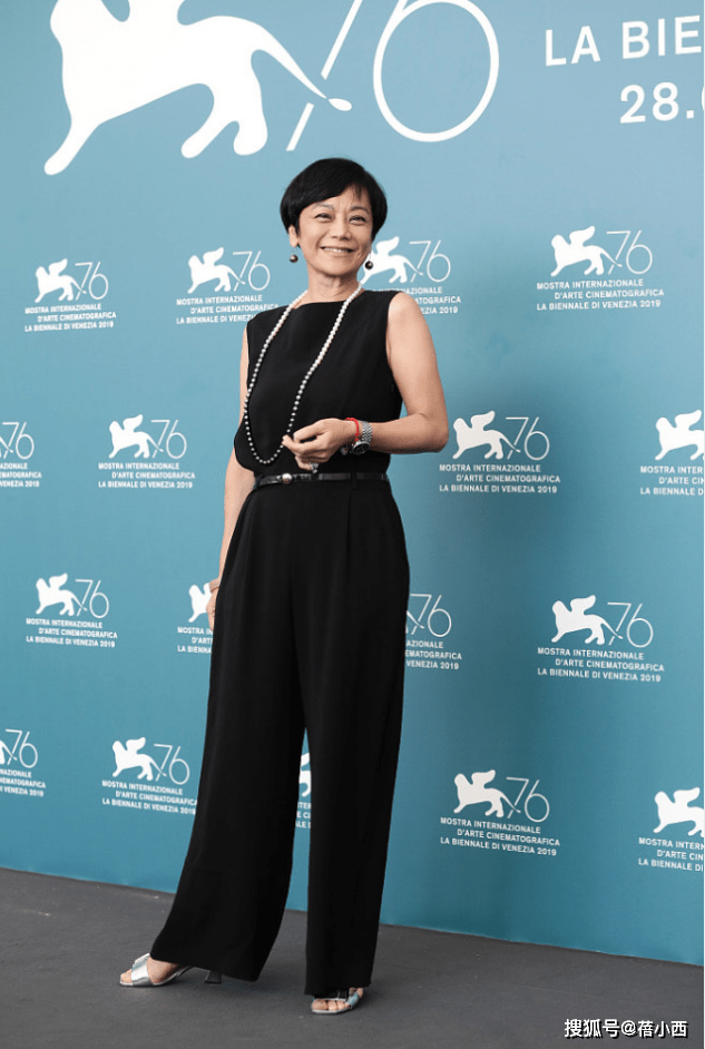 身材|张艾嘉的穿搭才叫“极简”,黑色连体裤配珍珠项链,越老越优雅