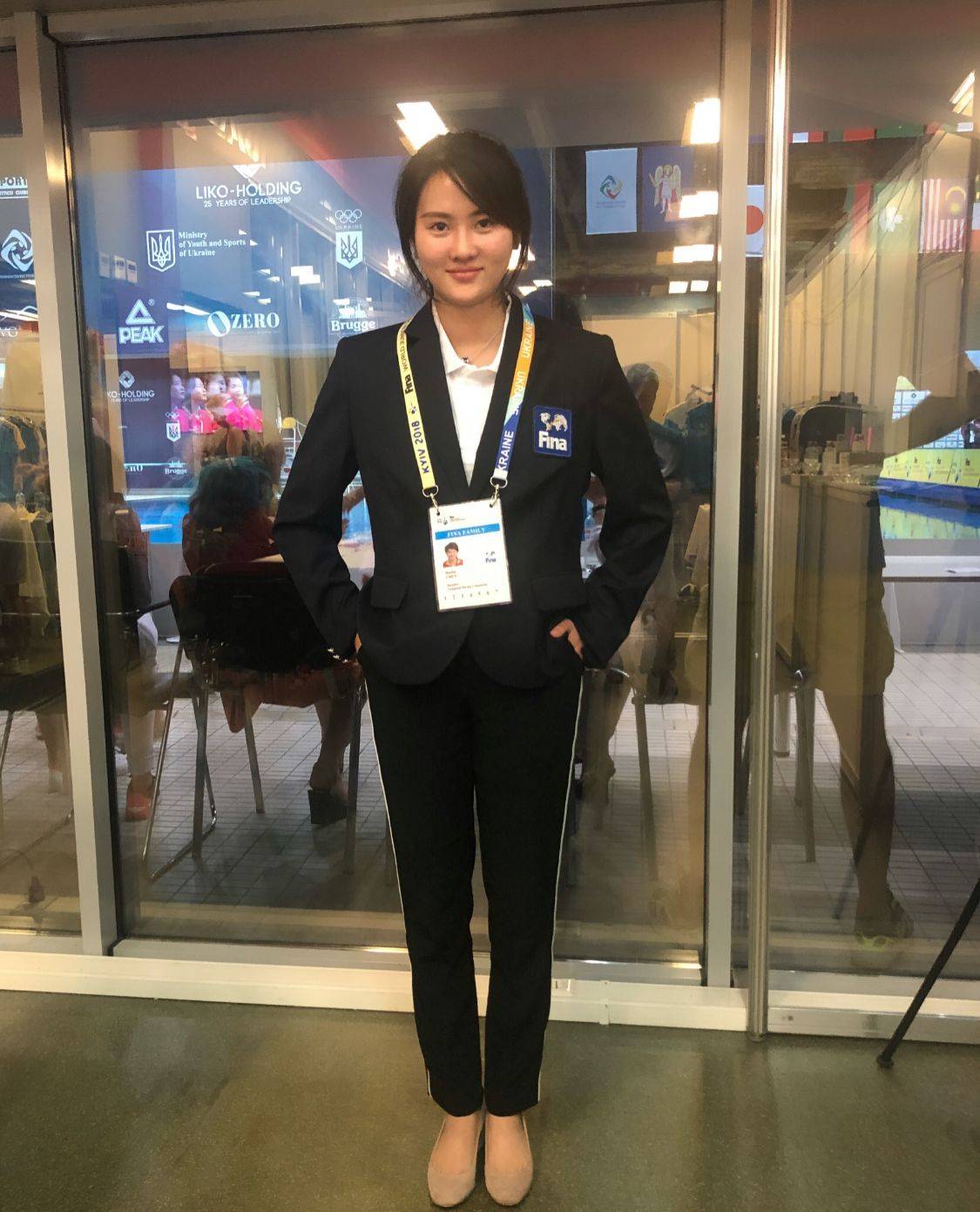 黑色|郭晶晶陈若琳当裁判现身，穿裤子扎腰身材并不好，但个个气质好！