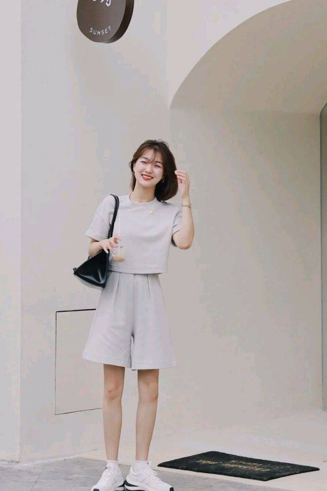 关键|会穿衣搭配很关键，不知道怎么搭配的女生，可以选择极简穿搭风格