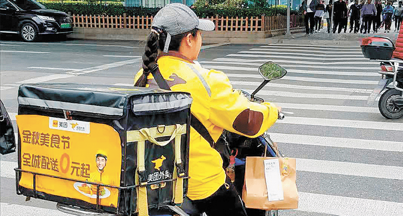 母子俩|为了救患有尿毒症儿子的命，她靠送外卖拼命攒钱！